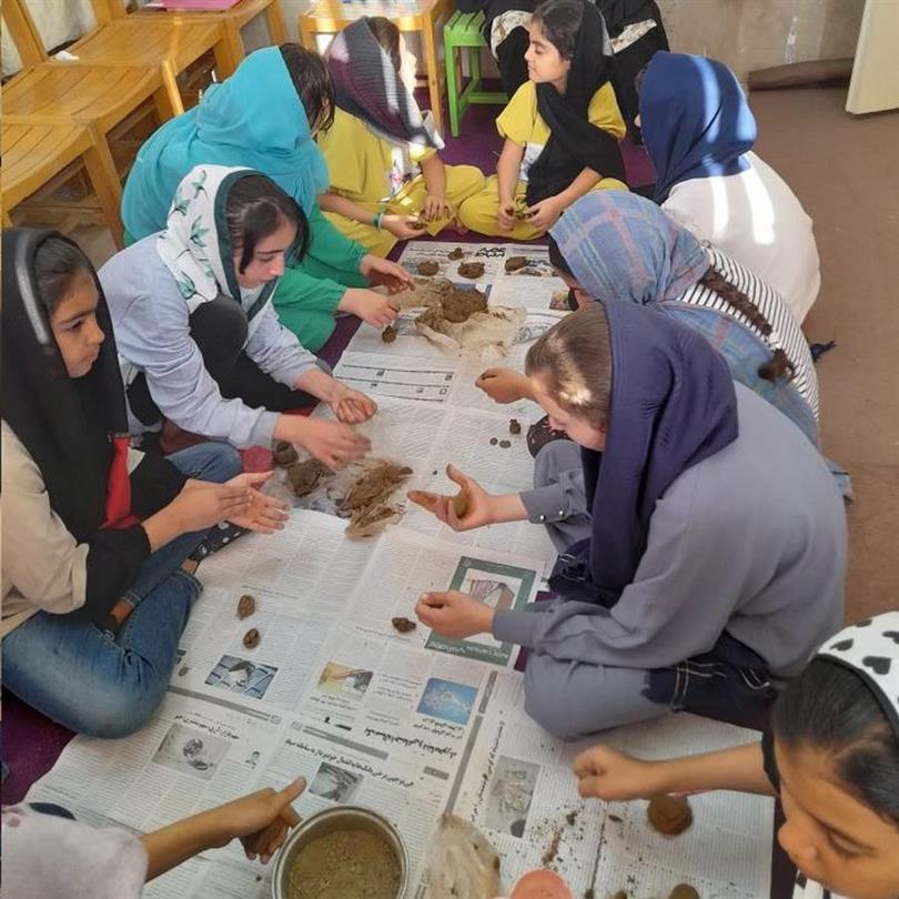 طرح باهم بخوانیم "کتاب چراهای شگفت انگیز بیابان ها" و فعالیت کار با گل